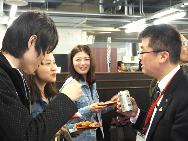 歓談中（吉田市長）