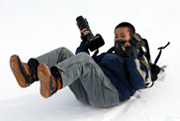 2009年2月、石川遼の雪山合宿取材で先回りしようと斜面をおしりで滑り降りる筆者