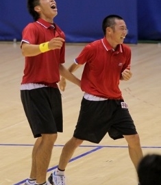 接戦を制し、優勝を決めた加藤顕成選手(左／スポ科2年)・山田拓真選手(スポ科4年)