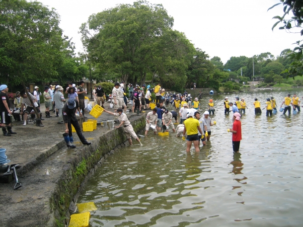 水前寺公園の池の砂利撤去作業