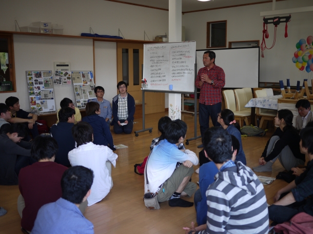 第1回のワークショップで話すNPO法人Jin代表　川村さん