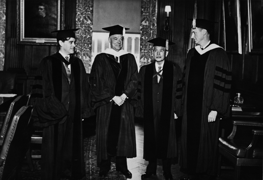 1962年コロンビア大学名誉文学博士号授与式にて(右から2番目)。左端はキーン氏 (Courtesy of C.V. Starr East Asian Library Columbia University)