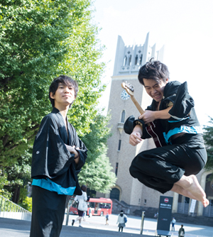 右:2015年3月国際教養学部卒業 木村 新(きむら しん) 左:政治経済学部 3年 後藤 優弥(ごとう ゆうや)
