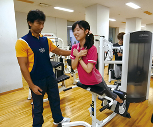 Out of the 40 varieties of machines and equipment, I started with this one! Back extension (from 10 to 15 times × 3 sets) Tightens back to underside of thighs