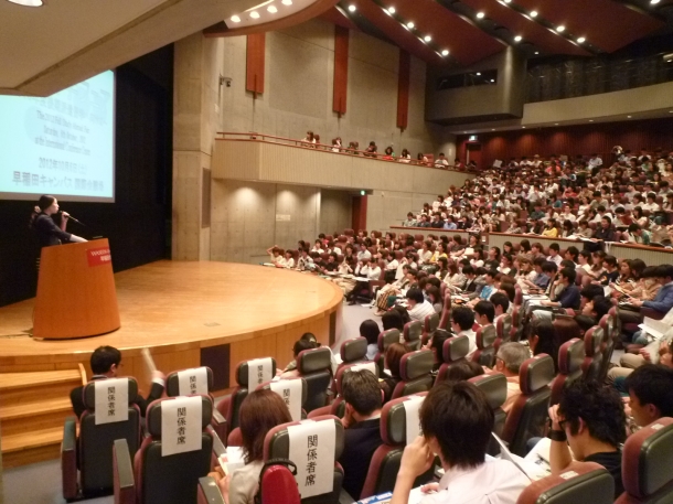 熱心に話を聞く参加者たち(昨年の様子)