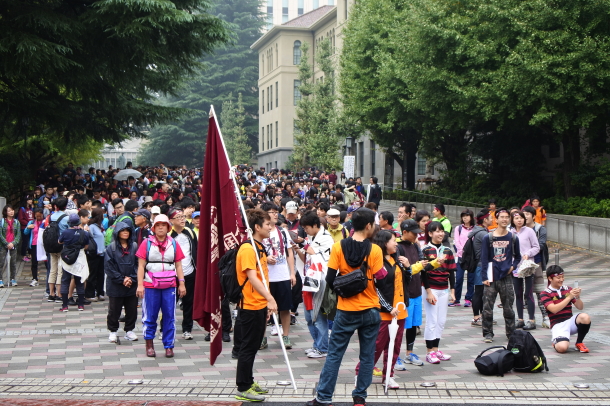 TOKYOハイクは体育祭の一種目として、都心の大学を徒歩で巡りながら大隈講堂を目指すイベント