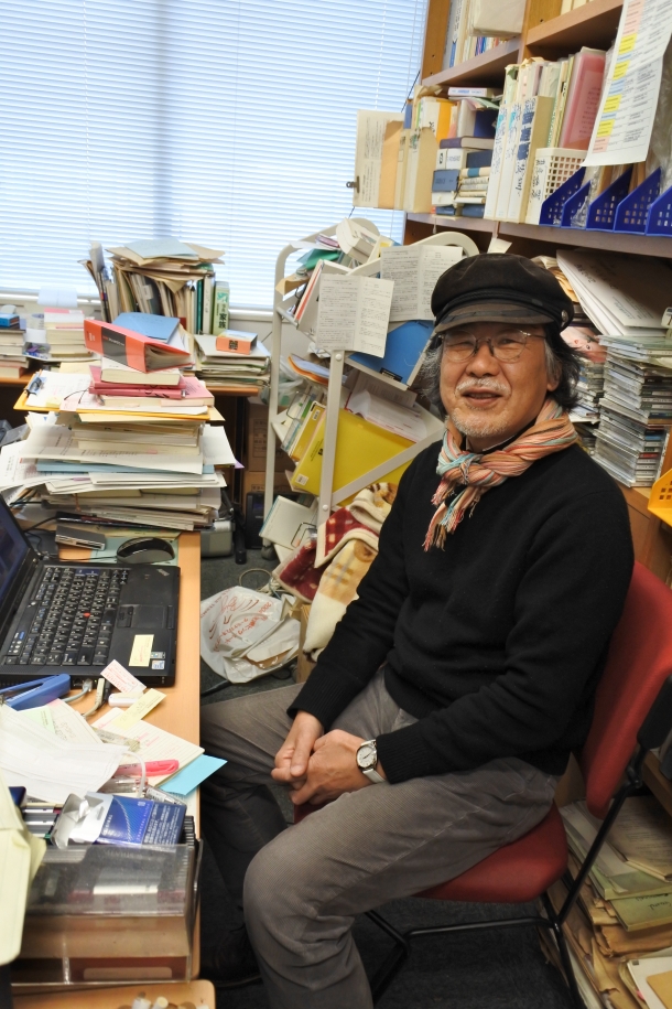 【プロフィール】1948年北海道生まれ。同志社大学法学部卒業後、九州大学大学院法学研究科へ。北九州大学(現・北九州市立大学)法学部助教授などを経て現職。専門は社会保障の国際比較、高齢者のニーズ調査など。趣味は音楽。