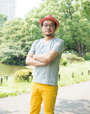 A 1981 graduate of the School of Commerce, Yaku has gone on to become a manga artist, essayist, and commentator for TV, radio, and other media platforms.