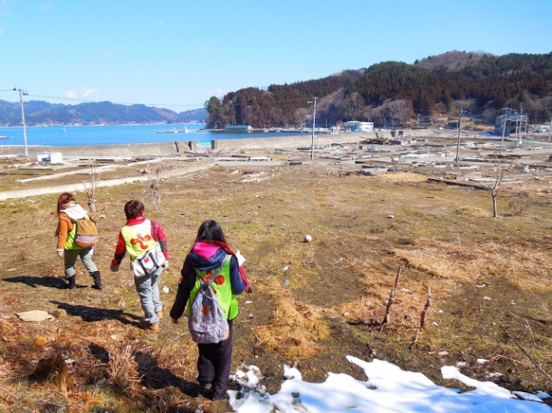 震災から1年後、箱崎の海を臨む風景