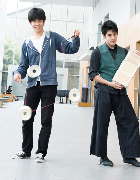 (左から)秋場:東京都出身。稲葉:千葉県出身。共に早稲田大学高等学院卒業。高校から競技を開始。主な成績は第4回全日本ディアボロ選手権大会“男子1ディアボロ水平軸部門”準優勝(秋場)、第2回関東学生ジャグリング大会“男子個人部門”優勝(稲葉)。次の目標は「ジャグラーにとって不自由のない練習環境をつくること」(秋場)、「日本トップレベルの大会、ジャパン・ジャグリング・フェスティバル個人部門出場」(稲葉)。