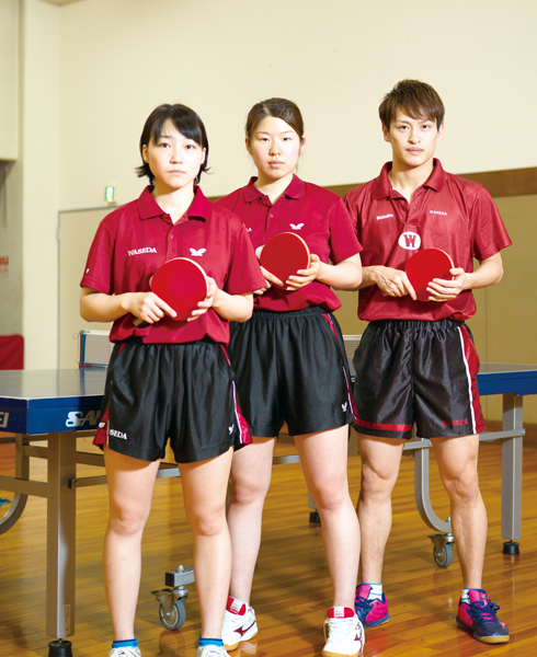 (写真一番上 左から)小道野:神奈川県出身。横浜隼人高等学校卒業。卓球部女子主将。高橋:新潟県出身。新潟産業大学附属高等学校卒業。大島:京都府出身。東山高等学校卒業。2015年男子ナショナルチーム選抜。卒業後は、小道野さん・高橋さんは実業団入団、大島さんはプロ選手として卓球の道へ進む。今後の目標は「全日本大学総合卓球選手権大会団体の部(インカレ)優勝と全日学連覇」(小道野・高橋)、「リオ五輪出場」(大島)。