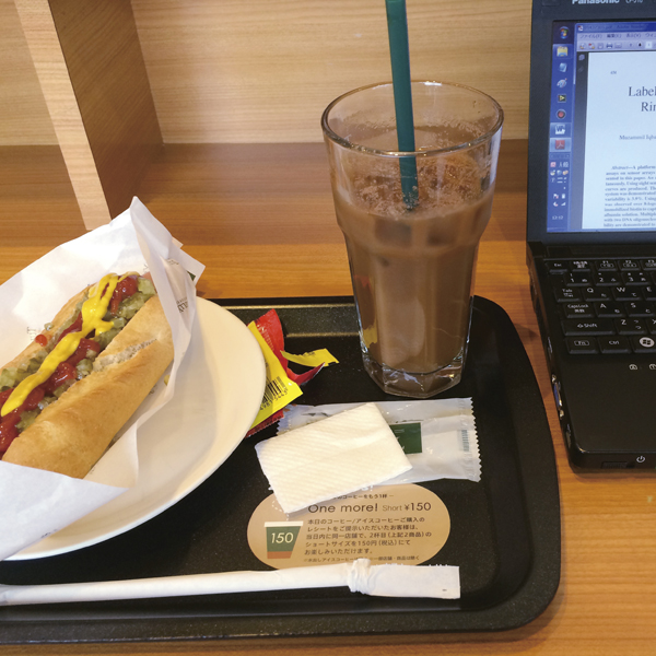 カフェで論文を読むと集中できます。