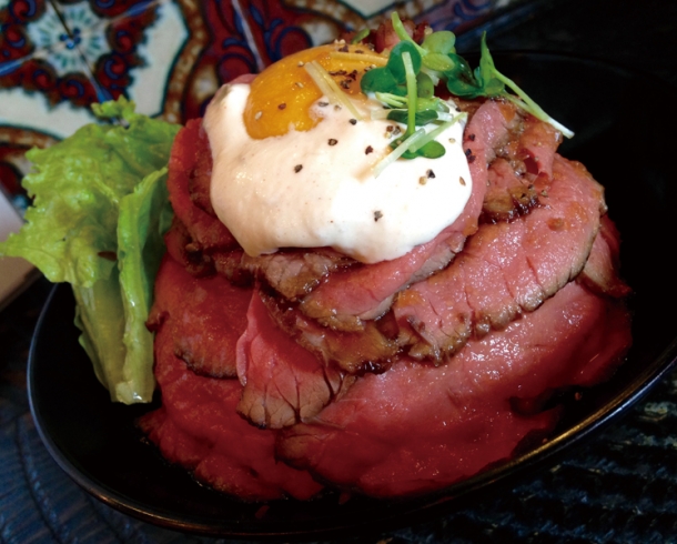 ローストビーフ丼 並850円、大盛り1,070円(全て税込み)