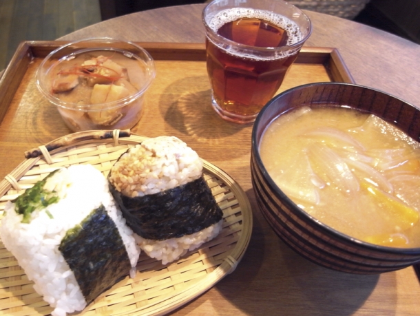 選べるおむすびセット おむすび各種(12 ~13種)160円~、「選べるおむすびセット」 (おむすび2個+おみそ汁+お総菜1品)にすると合計80円引き(650円~) (以上全て税込)