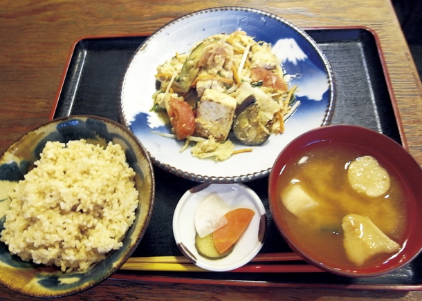お薦め日替わりちゃんぷる750円 ゴーヤちゃんぷる750円 定食(玄米ご飯、みそ汁、漬物)+200円