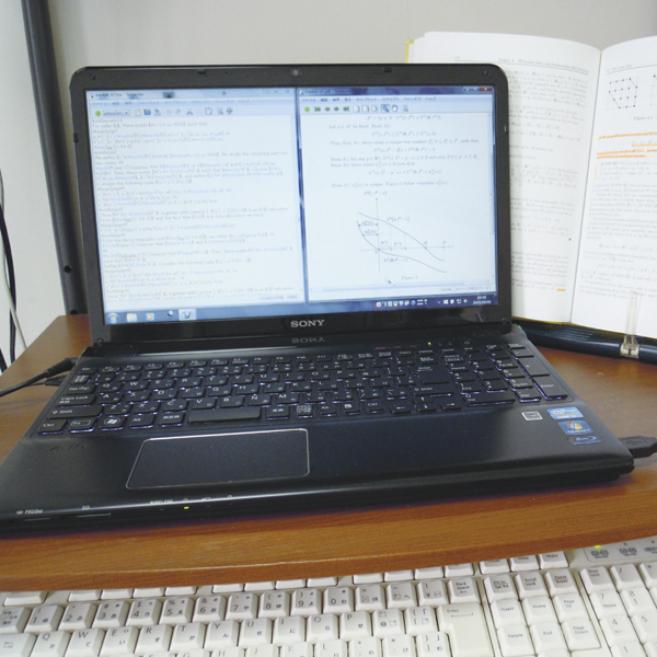 図書館で研究 経済学や数学の本を読みます。