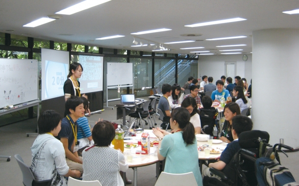 ▲毎学期末には、障がい学生と支援学生の交流会を開催しています。お互いに親交を深めつつ、いろんな本音を出し合う貴重な場です