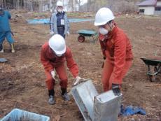 津波で流された漁具の片づけ