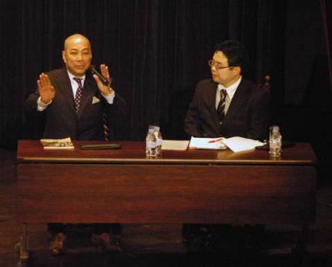 身振りをまじえて講義する團十郎さん。右は聞き手の木村助手