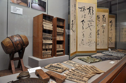 寄託・寄贈された7代目直筆の屏風や書籍