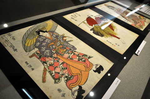 多くの錦絵が展示されている
