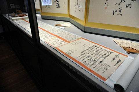 農家に残されていた書簡。全長7メートルの巻物になっている