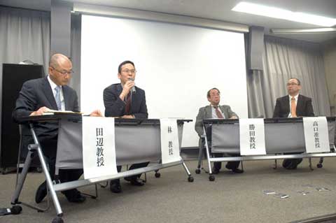 講演のあとに行われた総合討論。会場から寄せらえた意見・質問に対して、活発な議論が行われた。