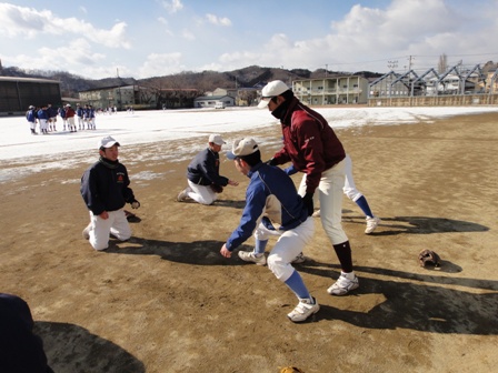 雪の残るグランドで行われた宮古高校での練習