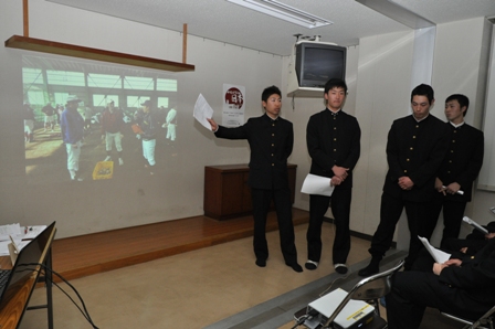 野球交流を通じて学んだことを報告する部員ら