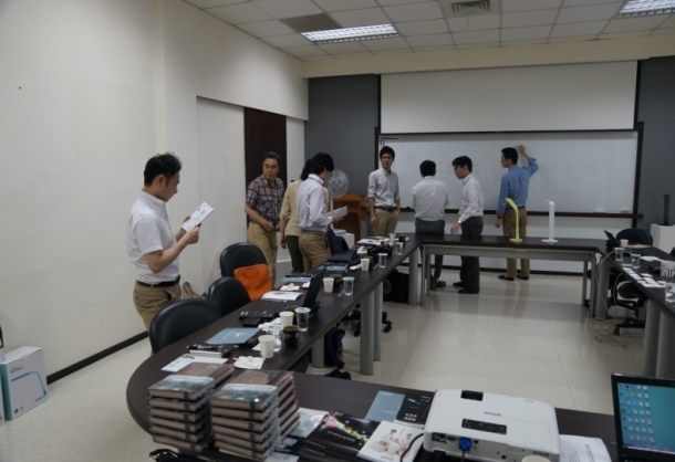 新視代科技本社でCHIMEI商品を手にディスカッションを行う学生達
