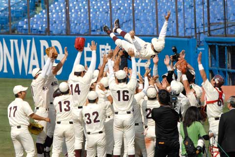 胴上げされる岡村監督