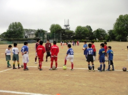大学生の指導をうけるサッカー少年たち
