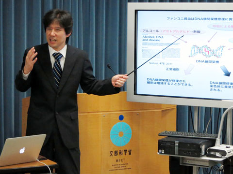 文部科学省記者会見室で研究成果を発表する胡桃坂教授