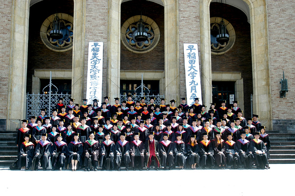博士学位授与式後の集合写真