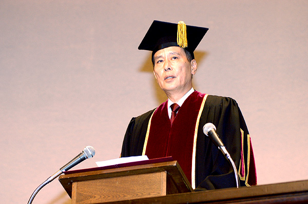 鎌田薫総長による式辞