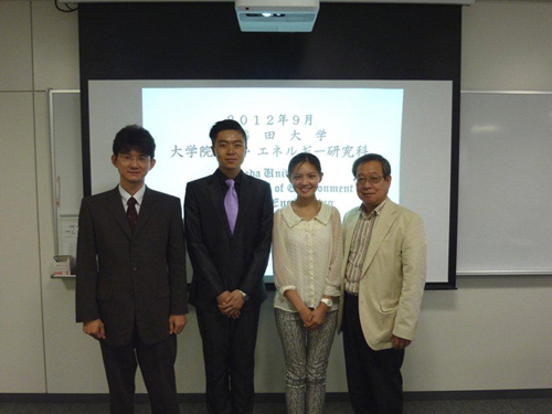 写真左・紙屋雄史教授:教務主任、右・吉田徳久教授:指導教授、 中央・北京大学第一期生2名