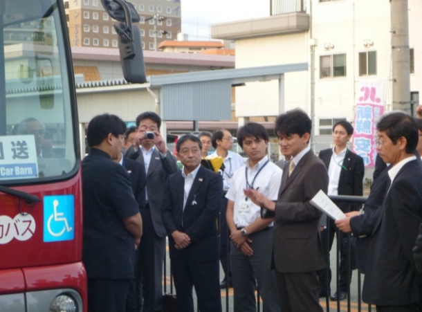 紙屋教授(右)の説明を受ける羽田大臣(左)