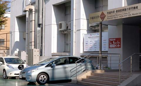 センター前に駐車し、充電しているEVやPHV
