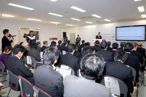 26法人の関係者が集まった開所式
