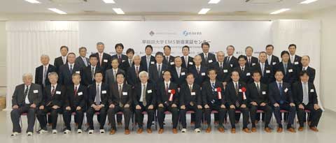 記念撮影する参加法人関係者の方々
