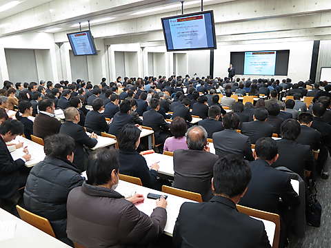 約300名が集まった全学説明会