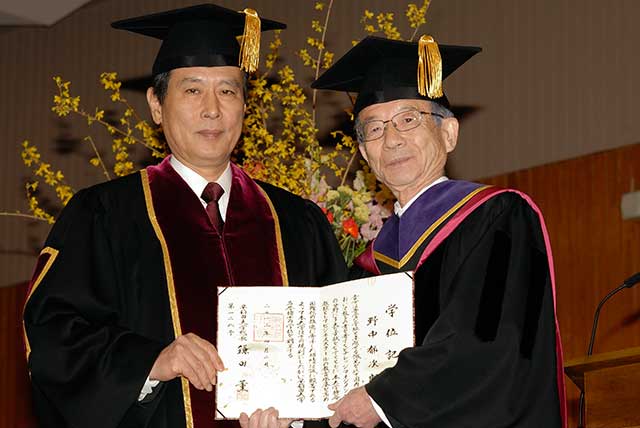 鎌田総長と野中郁次郎氏