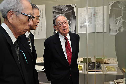 自らの所蔵品などの思い出を語るキーン氏