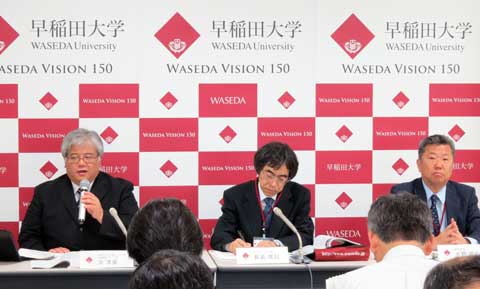 記者説明会の様子。 左から、沖清豪 入試開発オフィス長(入学センター副センター長)、長島啓記 入学センター長、大野髙裕 教務部長