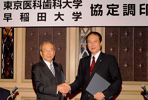 調印を終え握手する大山学長と鎌田総長