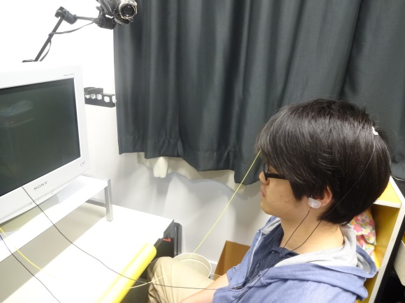 脳波測定装置(協力:文学学術院日野研究室)