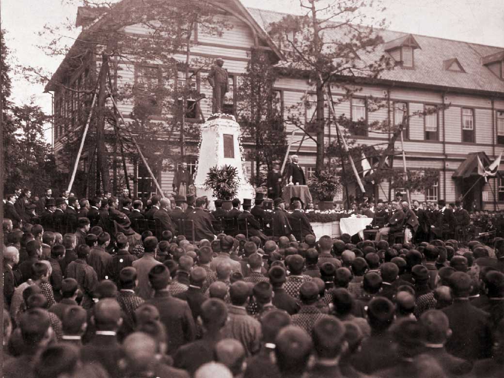 大日本帝国憲法発布満20年記念式で講演する大隈重信（1909年2月）