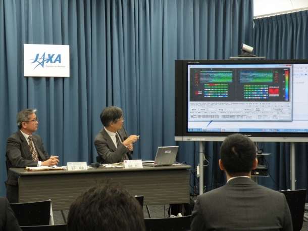 JAXA東京事務所にて観測データの説明をする鳥居祥二理工学術院教授（右）とJAXACALETプロジェクトマネージャの及川幸揮氏