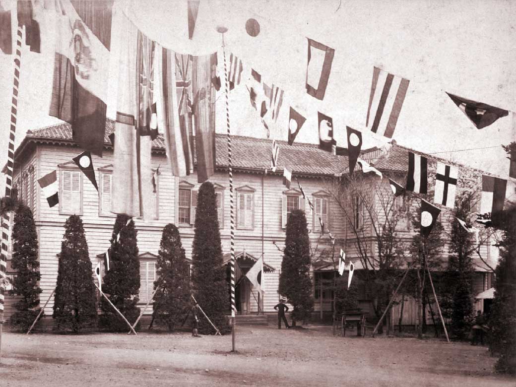 清国留学生部(春季運動会の万国旗飾り付け) 大学史資料センター 写真データベース B11-04