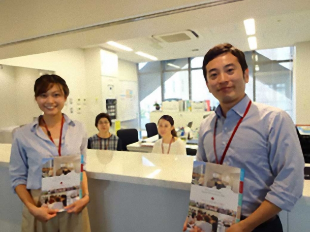 レジデンスセンター中野分室の皆さん。 他、住み込みのハウスマスター(管理人)夫妻や 生活窓口スタッフなどが寮生をサポート